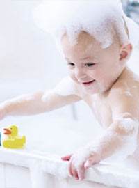 Ett barn som leker i badkaret