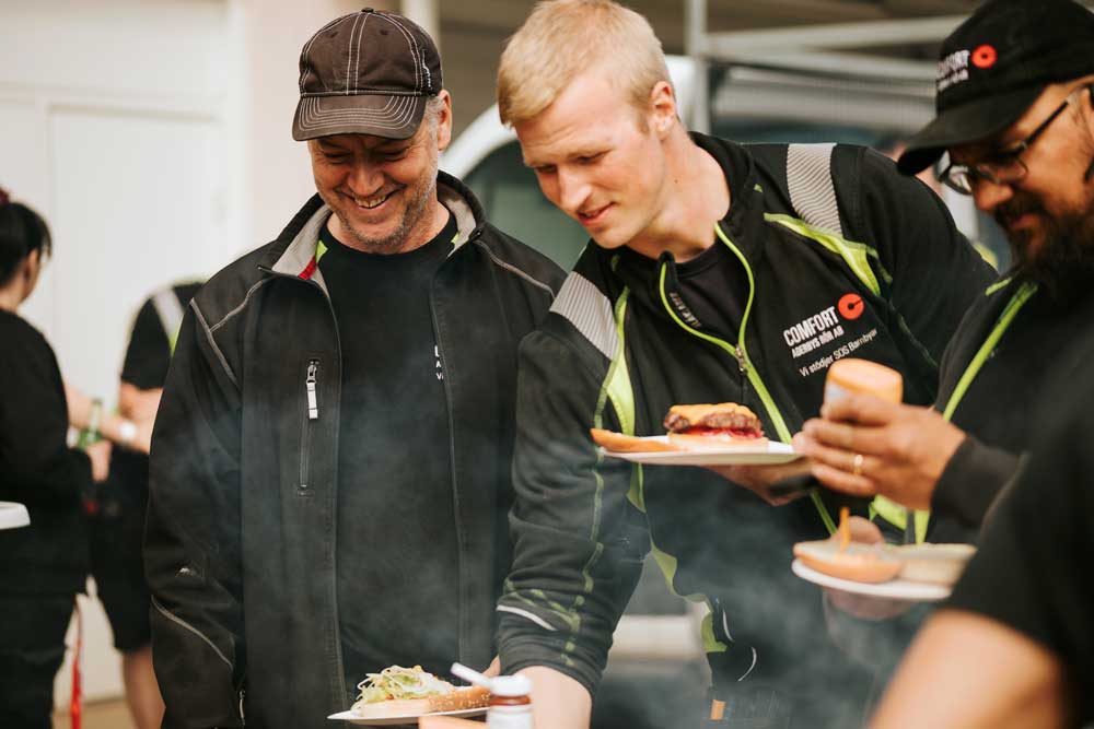 Två män i arbetskläder plockar mat